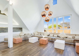 Wohnbereich mit 11 Meter langem Maßsofa