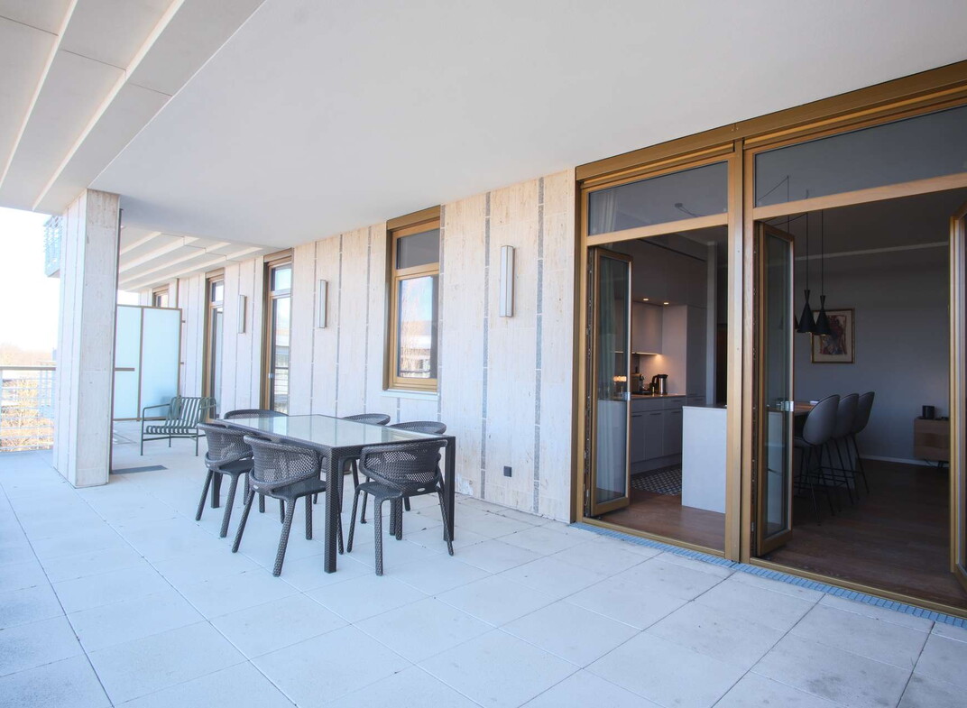 Sonnige West-Dachterrasse mit direktem Zugang zur Küche