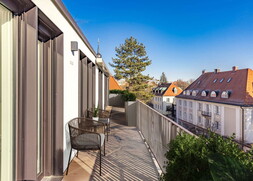 Umlaufende Terrasse Blick mit ins Grüne & Villenpanorama