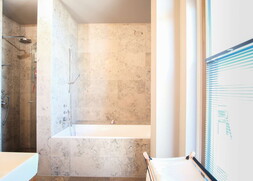 Modernes En-Suite-Bad – direkt vom Master-Schlafzimmer zugänglich