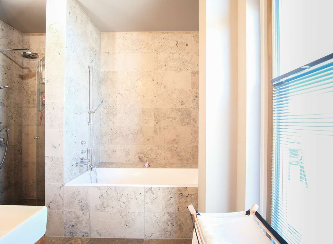 Modernes En-Suite-Bad – direkt vom Master-Schlafzimmer zugänglich