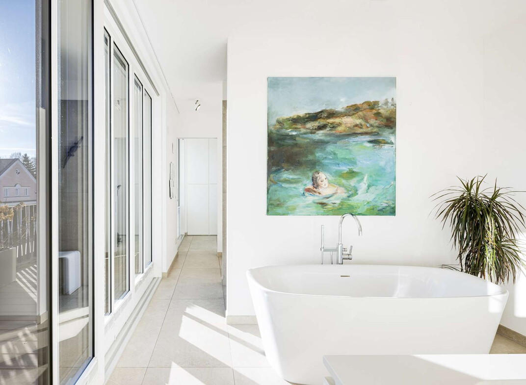 Masterbad mit freistehender Badewanne und bodengleicher Walk-In-Dusche