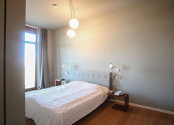 Elegantes Master-Schlafzimmer mit direkter Verbindung zur Terrasse