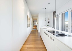 Offener Wohn- und Essbereich mit moderner Designküche