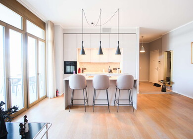 Elegante Küche mit funktionalem Küchenblock