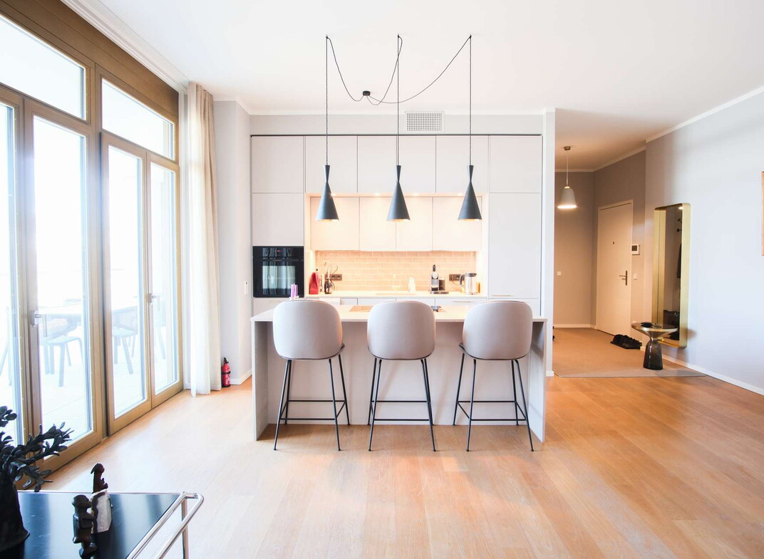 Elegante Küche mit funktionalem Küchenblock