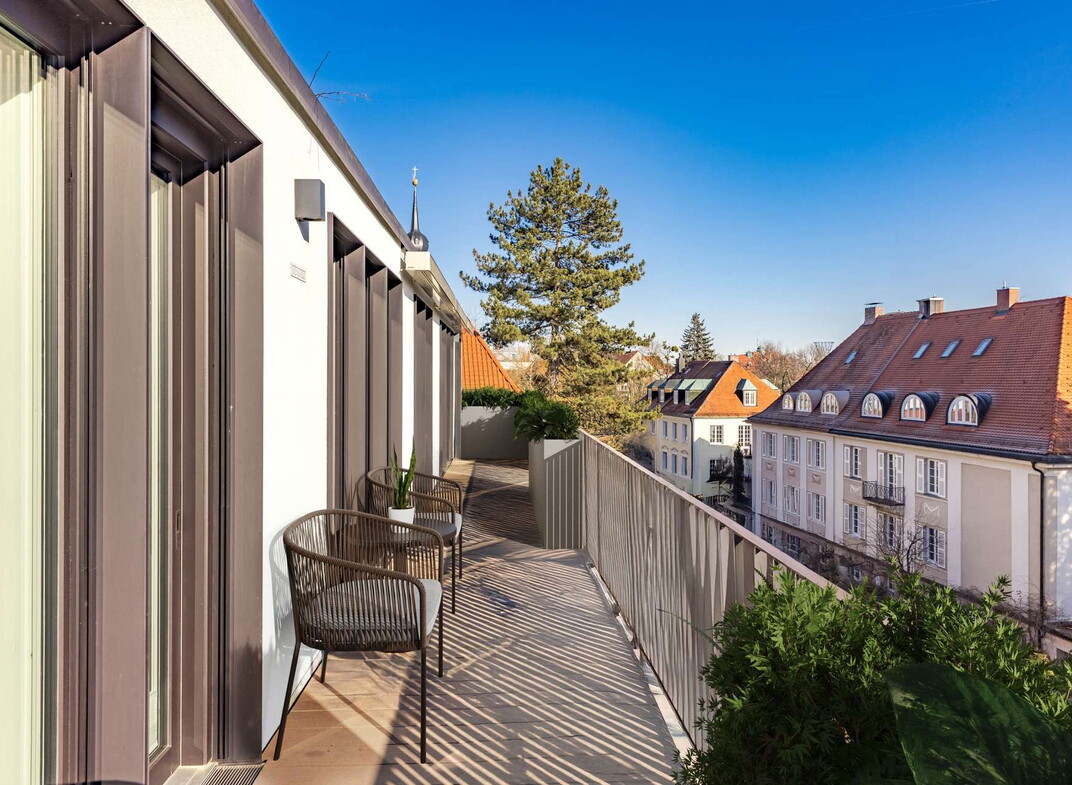 Umlaufende Terrasse Blick mit ins Grüne & Villenpanorama