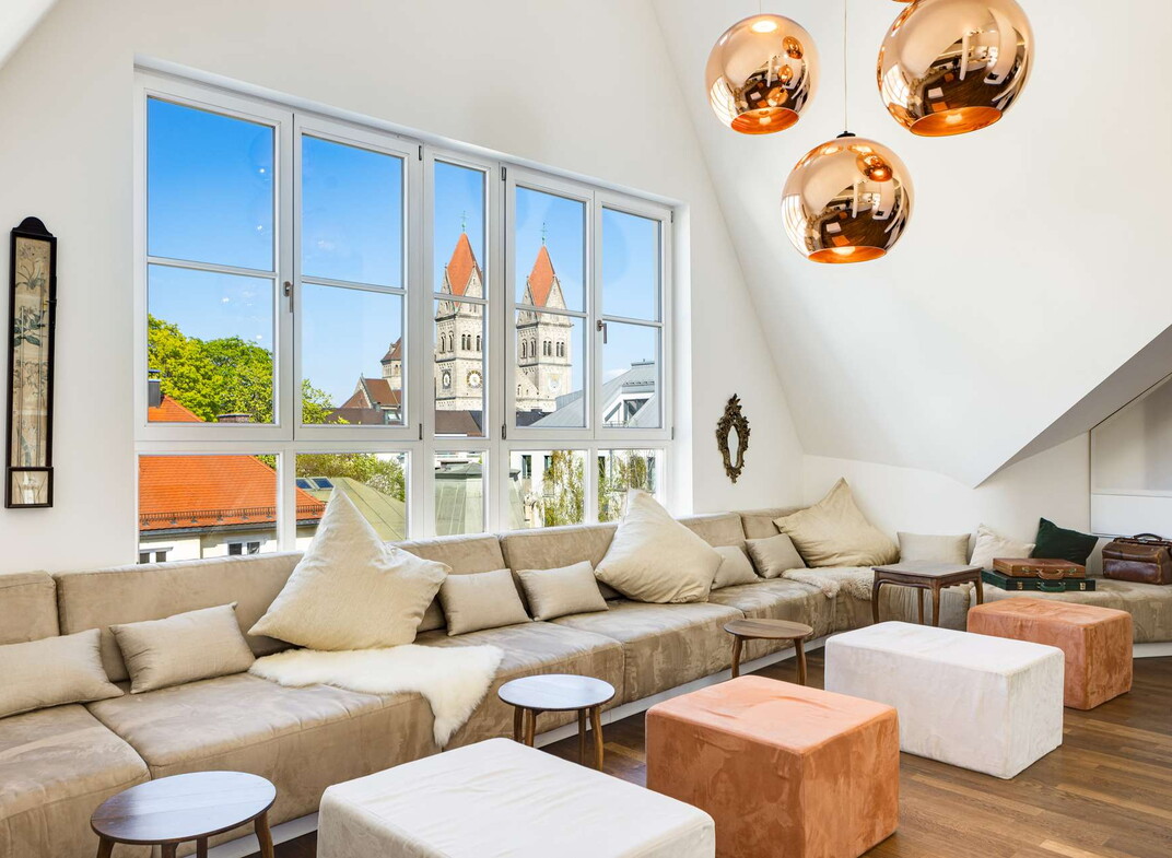 Wohnzimmer mit Blick auf die St.-Benno-Kirche