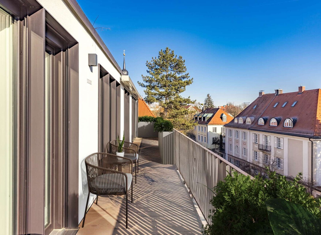 Umlaufende Terrasse Blick mit ins Grüne & Villenpanorama