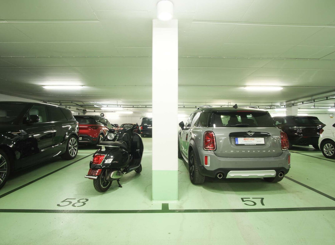 Geräumiger Tiefgaragenstellplatz mit direktem Zugang zum Haus