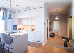 Eleganter Flur mit direktem Zugang zu Wohn- und Essbereich