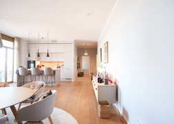 Großzügiger, lichtdurchfluteter Flur mit Blick in den Wohnbereich