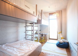 Liebevoll gestaltetes Kinderzimmer mit einzigartiger Schreinerarbeit