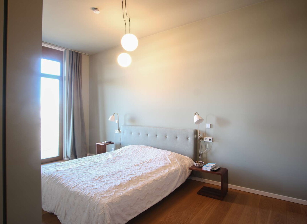 Elegantes Master-Schlafzimmer mit direkter Verbindung zur Terrasse