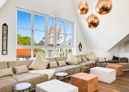 Wohnzimmer mit Blick auf die St.-Benno-Kirche