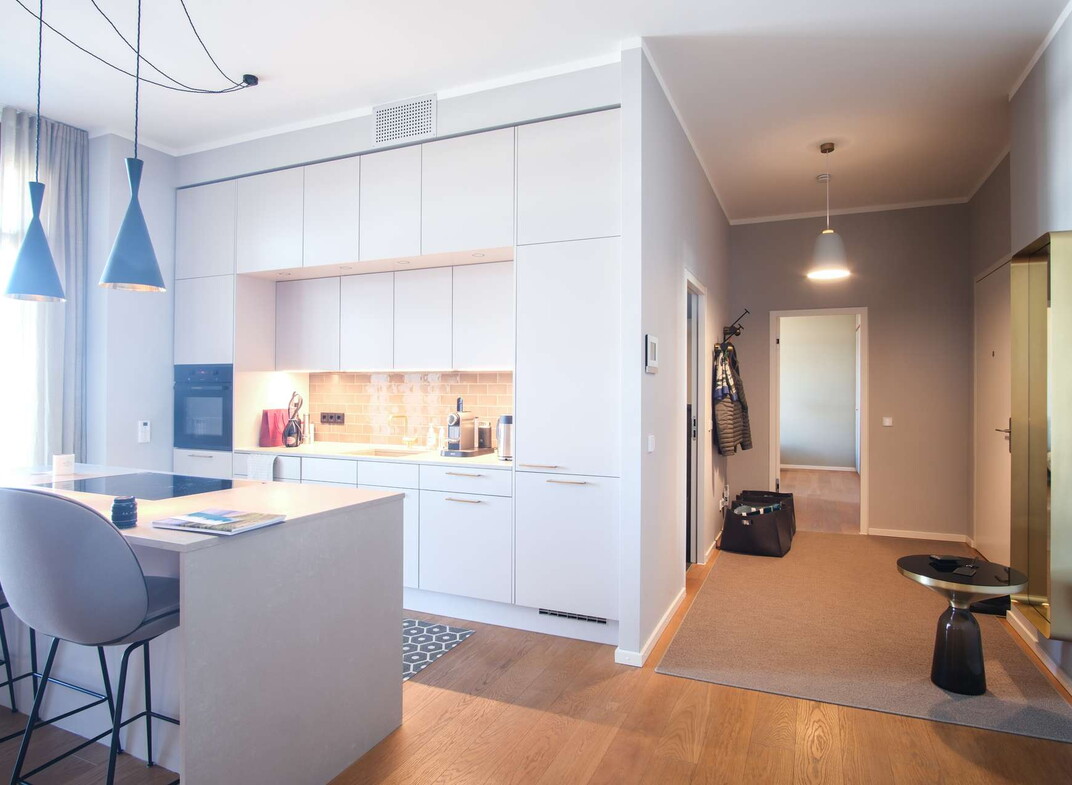 Eleganter Flur mit direktem Zugang zu Wohn- und Essbereich